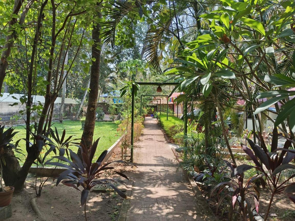 Savithri Inn Cottage バルカラ エクステリア 写真